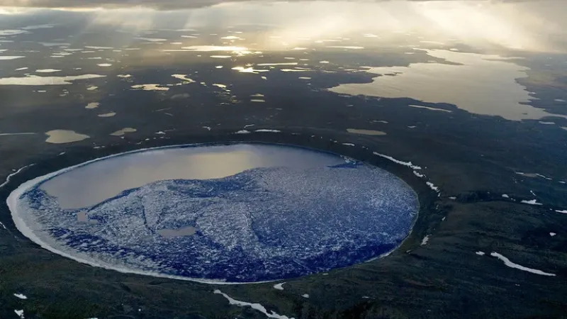   La mayoría de los lagos en la región circumpolar del norte son de origen glacial y permiten predicciones retrospectivas que se remontan solo hasta la última desglaciación hace varios miles de años, debido a la erosión glacial de su relleno de sedimentos