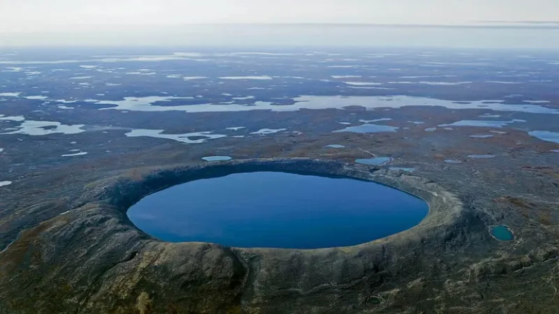 Los bordes del Pingualuit se elevan 160 metros y en su interior se ha formado un lago, debido a las nevadas y lluvias