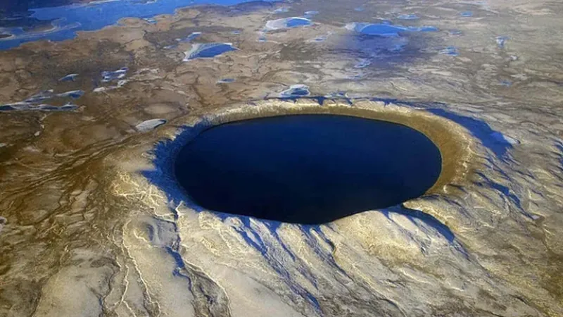 El cráter circular es perfecto, formado por la caída de un meteorito que tuvo lugar en la tierra hace más de un millón de años