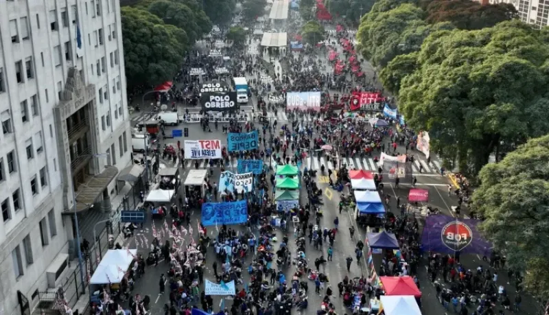 El gobierno saca 180.000 planes a piqueteros y van a intendentes y gobernadores