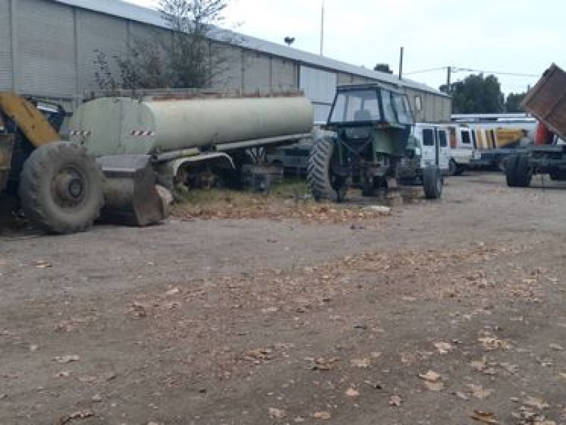 Desidia, desorden, máquinas deshechas, chatarra tirada. La realidad del corralón municipal