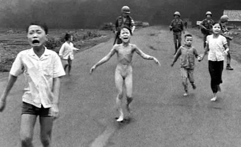 8 de junio de 1972: la foto de NIck Ut muestra a Kim Phuc, que entonces tenía nueve años, mientras corre desnuda, desesperada, con su cuerpo en llamas invadido por el napalm lanzado por la aviación de Vietnam del Sur