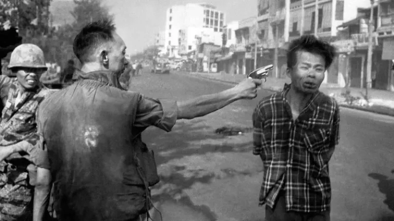  1 de febrero de 1968: El general vietnamita Nguyen Ngoc Loan, jefe de la Policía Nacional, ejecuta al guerrillero del Viet Cong Nguyen Van Lem (también conocido como Bay Lop) en una calle de Saigón