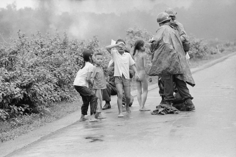 Desesperada y desnuda, Kim echó a correr por una ruta, junto a su hermano y el resto de los chicos. Ut la vio venir, vio aquella dantesca, impensada y tomó la foto que lo iba a hacer famoso mientras escuchaba el aullido de Kim, “¡Quema! ¡Quema!”