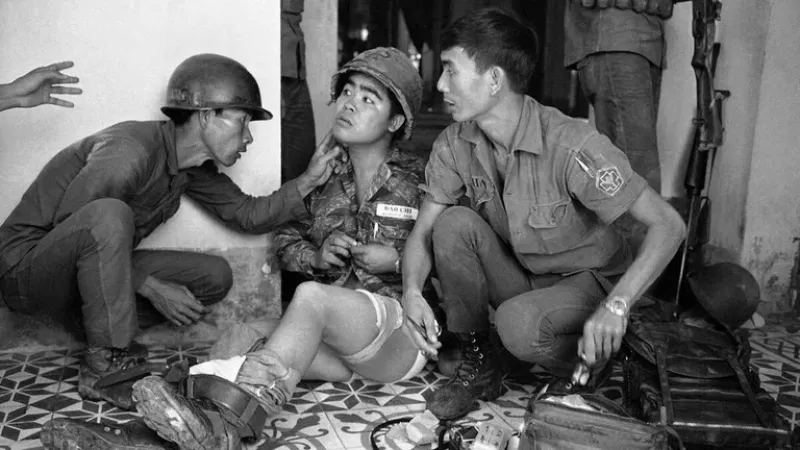 Médicos del ejército de Vietnam del Sur tratan al fotógrafo de Associated Press ”Nick” Ut después de que fue herido por fuego de mortero mientras cubría la acción en Trang Bang, al noroeste de Saigón, el 26 de octubre de 1972