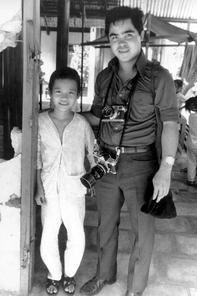 Phan Thi Kim Phuc y el fotógrafo de AP Nick Ut en 1973, cuando él fue a visitar a la niña que había fotografiado en medio del horror un año antes 