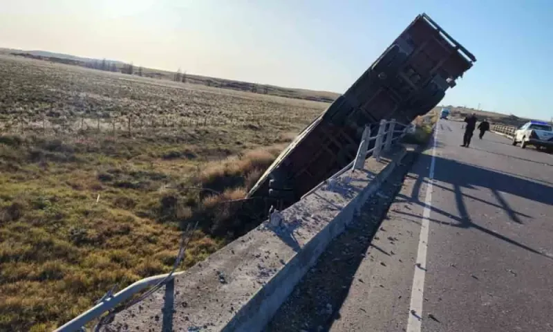 El acoplado de un camión quedó colgado en uno de los siete puentes de la Ruta 51 (VIDEO)