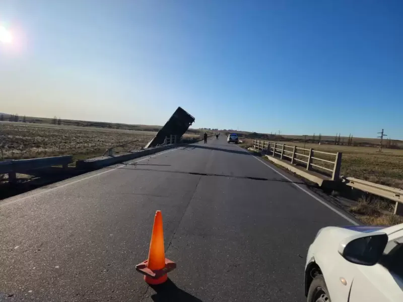 El acoplado de un camión quedó colgado en uno de los siete puentes de la Ruta 51 (VIDEO)