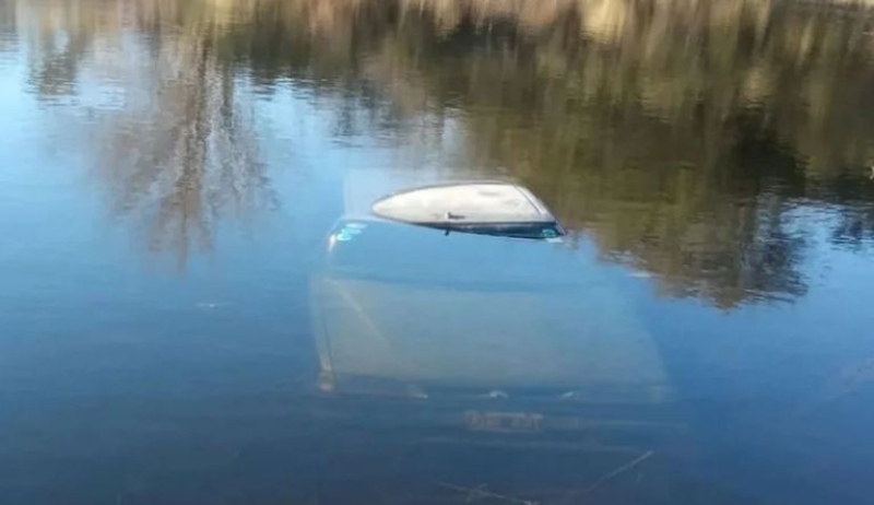 Una adolescente quiso hacer marcha atrás y el auto terminó sumergido en un lago: “Una desgracia con suerte”