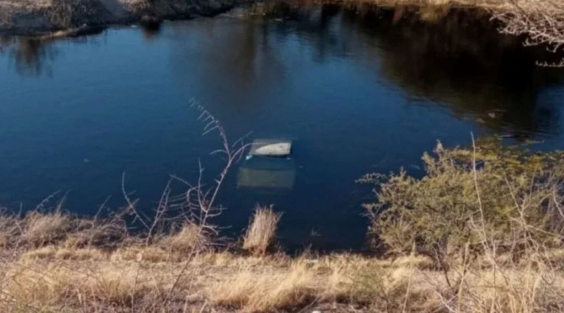 Una adolescente quiso hacer marcha atrás y el auto terminó sumergido en un lago: “Una desgracia con suerte”