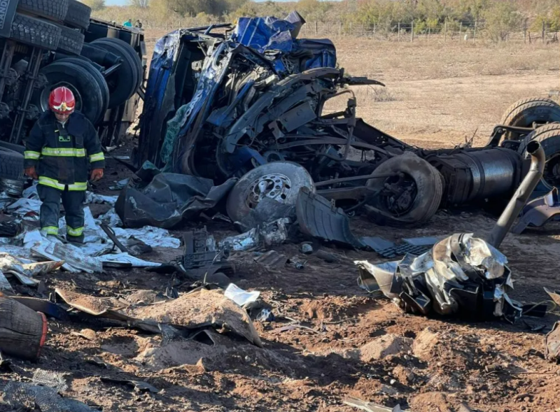 Tragedia en San Juan: dos mendocinos murieron por el choque entre tres camiones