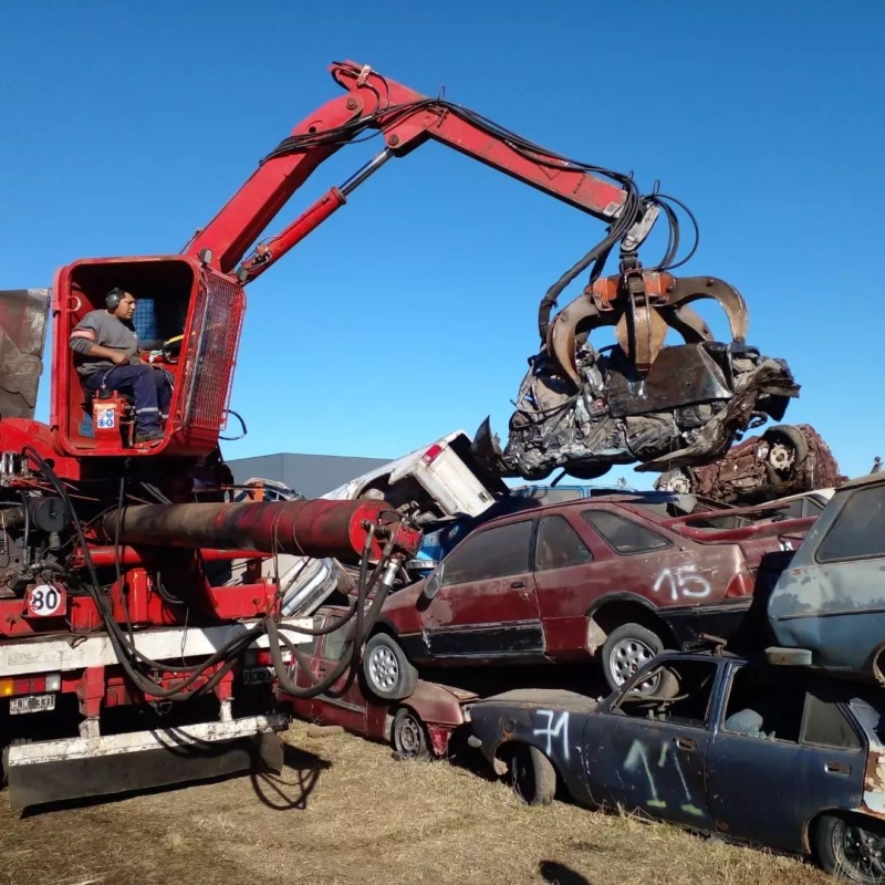 En Pigüé compactaron 77 autos secuestrados por la Justicia