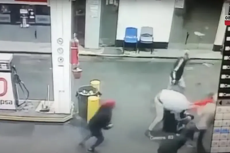 Video: una patota mató a golpes a un hombre en una estación de servicio de José C. Paz