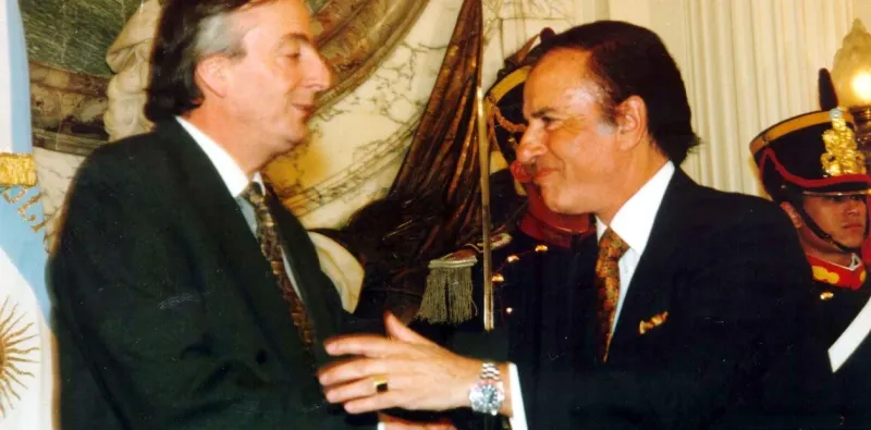 El entonces gobernador de Santa Cruz, Néstor Kirchner, junto al presidente Carlos Menem, en un acto en 1998. Las regalías petroleras ya habían sido enviada a Suiza.