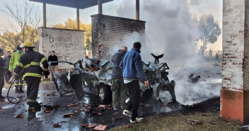 VIDEO: Padre e hija fallecieron en un impactante choque e incendio contra la columna de un limitador de altura