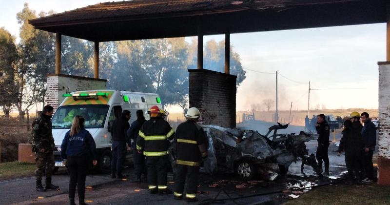 VIDEO: Padre e hija fallecieron en un impactante choque e incendio contra la columna de un limitador de altura