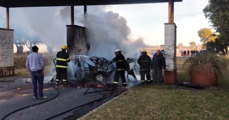 VIDEO: Padre e hija fallecieron en un impactante choque e incendio contra la columna de un limitador de altura