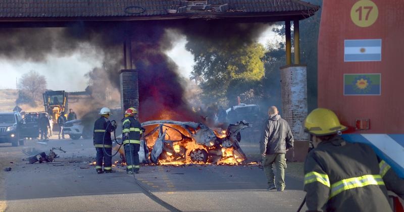 VIDEO: Padre e hija fallecieron en un impactante choque e incendio contra la columna de un limitador de altura