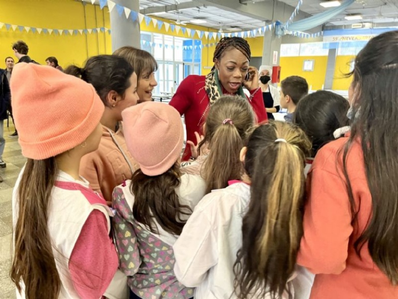 En su visita al Ministerio de Educación de la ciudad, en el barrio Mugica (exvilla 31), Keishia aprovechó para dialogar con estudiantes que viven en contextos vulnerables