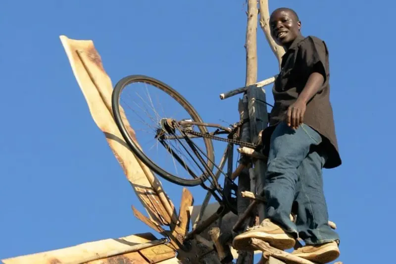 William Kamkwamba, en lo alto del molino que construyó para salvar a su aldea