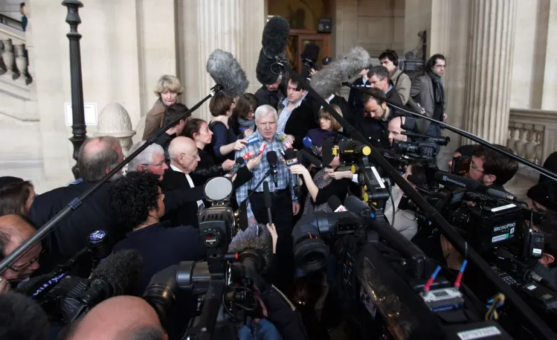 Andre Bamberski en rueda de prensa en las puertas del Palacio de Justicia en París, Francia, el 30 de marzo de 2011. ”He gastado enormes cantidades de dinero en esta tarea pero ahora, más que nunca, creo que ha merecido la pena aunque yo vaya a ser juzgad