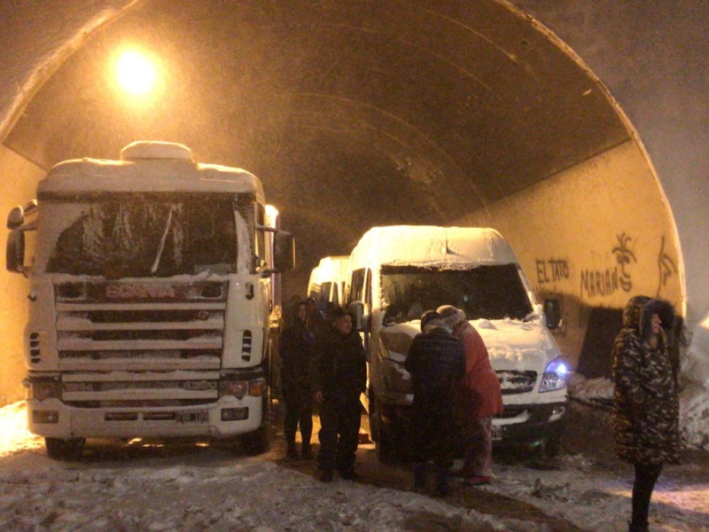 Dramático temporal de nieve dejó a más de 300 vehículos varados en la Cordillera de los Andes