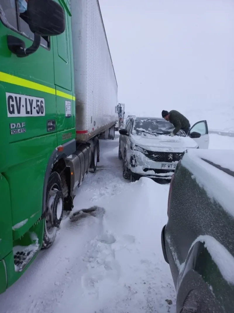 Dramático temporal de nieve dejó a más de 300 vehículos varados en la Cordillera de los Andes