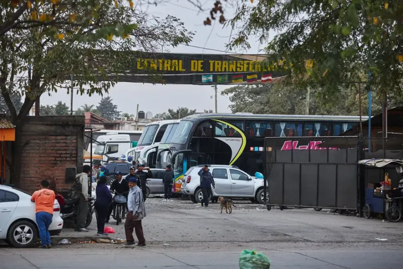 Central de transferencias o también conocido como playón de los camiones en Orán; desde allí se distribuye mercadería proveniente de Bolivia; no permiten hacer fotos so pena de quitar la cámara.