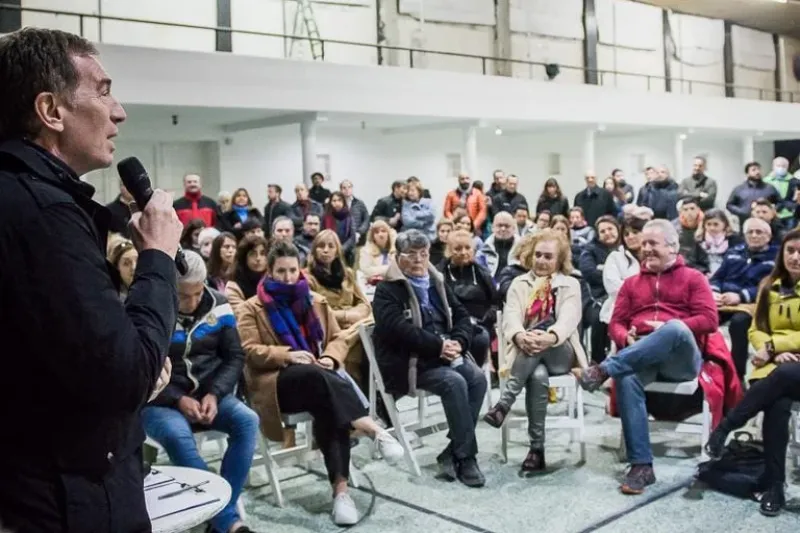 Diego Santilli, en una charla con vecinos de Bahía Blanca