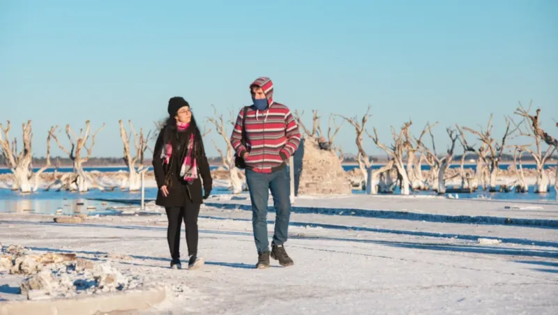 Inigualable: un manto blanco de sal tiñó la costa del lago Epecuén