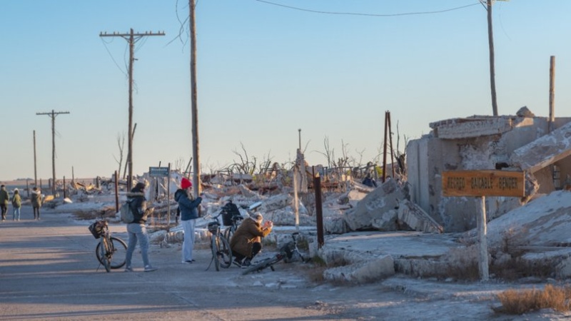 Inigualable: un manto blanco de sal tiñó la costa del lago Epecuén