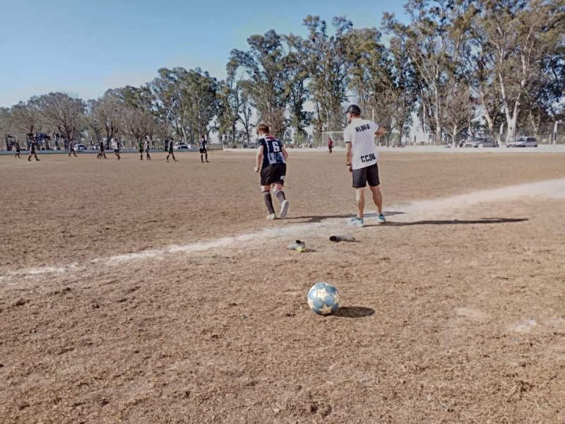 El momento en el que el futbolista ingresa a la cancha luego de ponerse los botines del árbitro