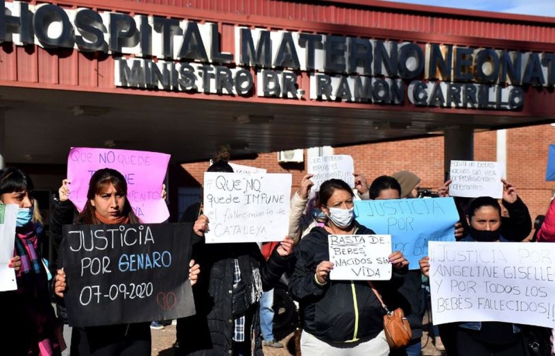 Familiares de los bebés que murieron en el hospital de Córdoba piden justicia.