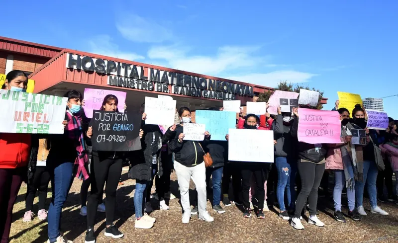  Con las velas resistiendo el frío de una jornada invernal, los carteles con imágenes de los bebés elevados en lo alto y la voz de tantos padres reclamando justicia 