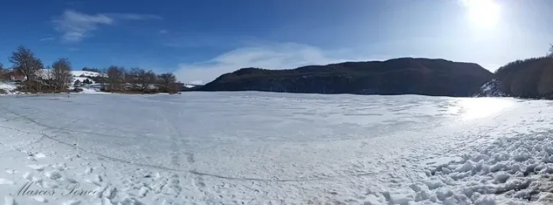 Marcos Ponce lo logró. La impresionante vista del lago congelado en Aldea Beleiro.