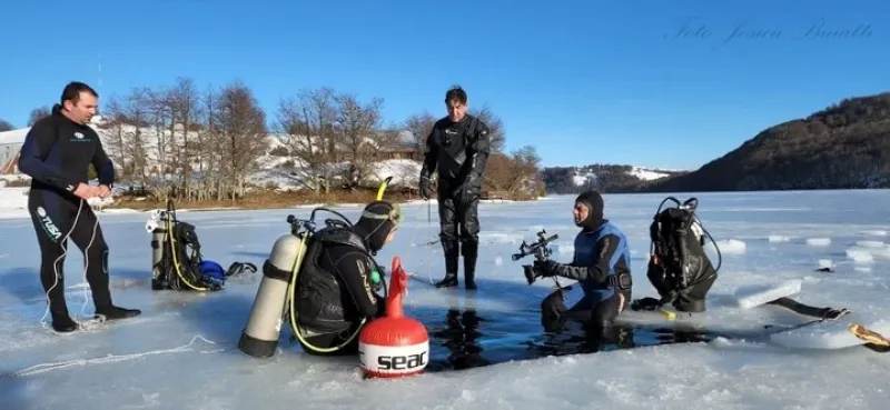 Marcos Ponce y los preparativos antes de sumergirse a las aguas heladas del lago Las Margaritas.