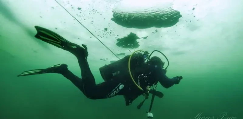 Marcos Ponce sumergido en el lago Las Margaritas. Una experiencia única en la Patagonia.