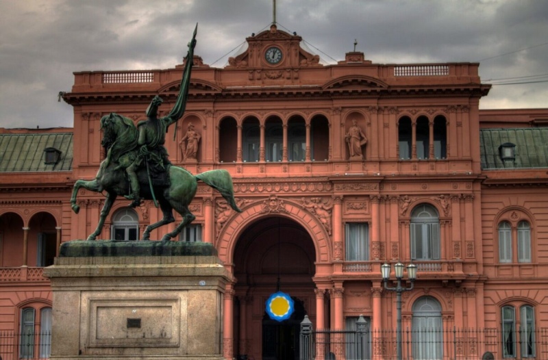 Incidentes en Casa Rosada: manifestantes arrojaron antorchas y piedras