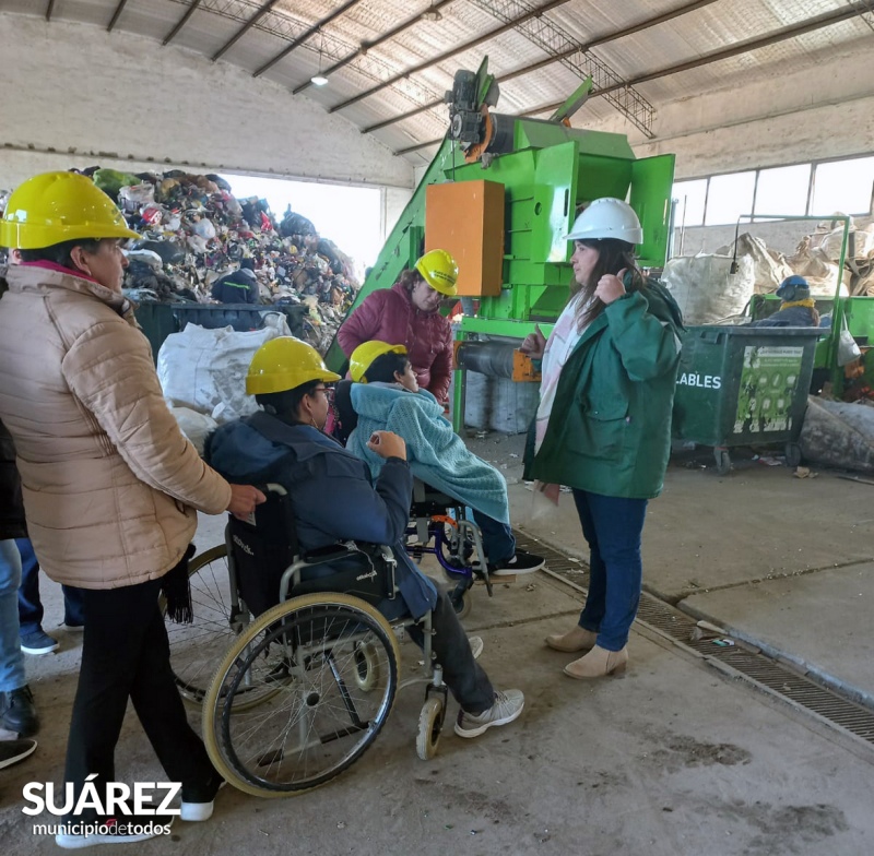 Concurrentes del Centro de Día recorrieron la planta de reciclado