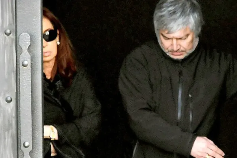 Cristina Kirchner, junto a Lázaro Baez, en el mausoleo de Néstor Kirchner