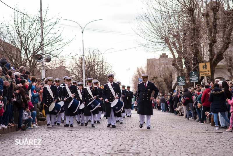 La comunidad acompañó el tradicional desfile sobre avenida Adolfo Alsina