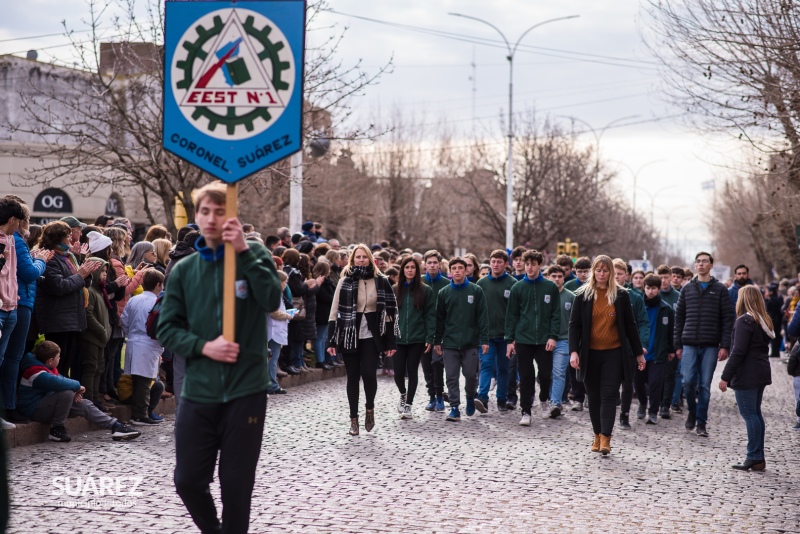 La comunidad acompañó el tradicional desfile sobre avenida Adolfo Alsina