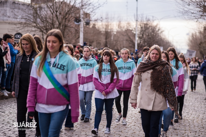 La comunidad acompañó el tradicional desfile sobre avenida Adolfo Alsina