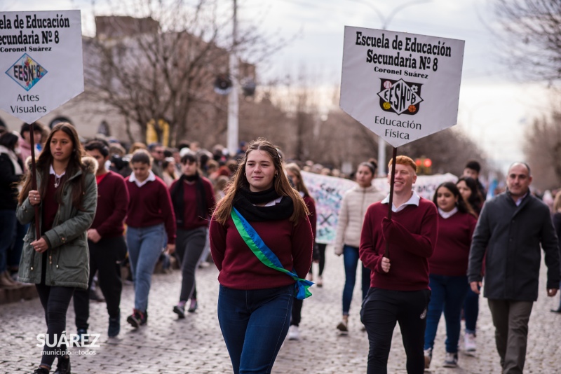 La comunidad acompañó el tradicional desfile sobre avenida Adolfo Alsina