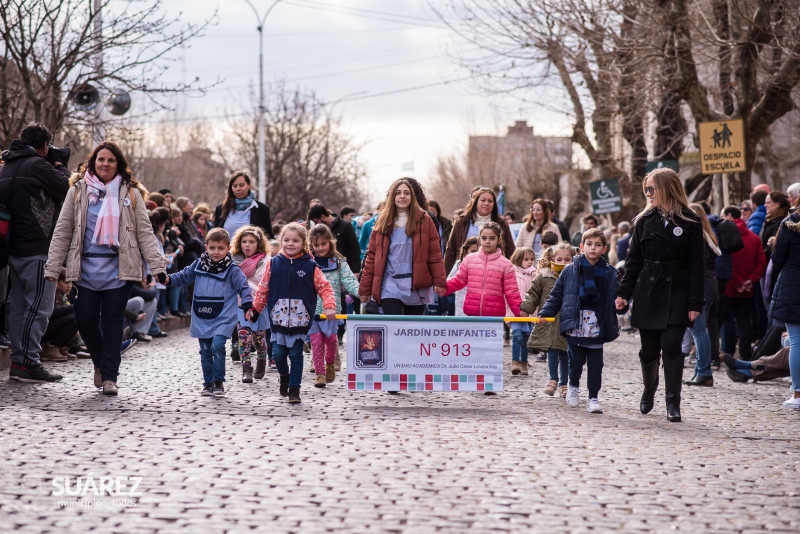 La comunidad acompañó el tradicional desfile sobre avenida Adolfo Alsina