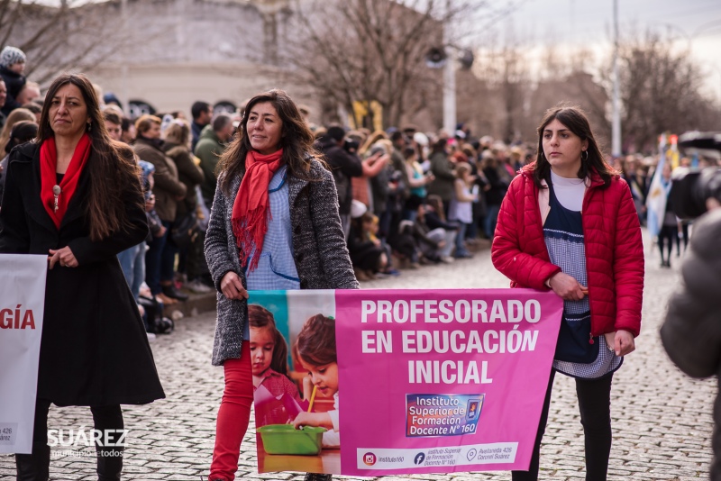 La comunidad acompañó el tradicional desfile sobre avenida Adolfo Alsina