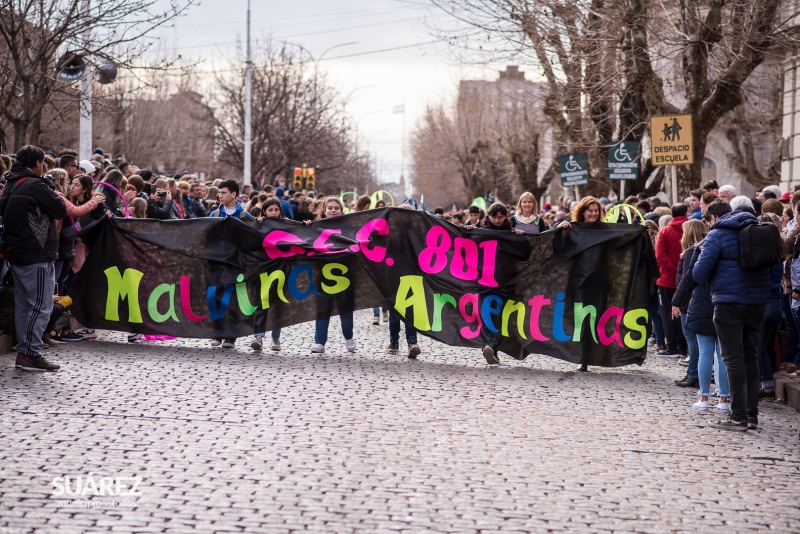 La comunidad acompañó el tradicional desfile sobre avenida Adolfo Alsina