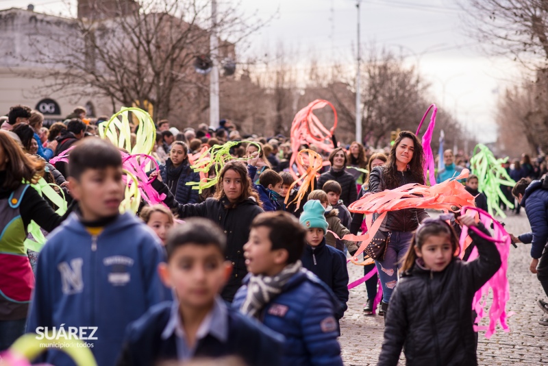 La comunidad acompañó el tradicional desfile sobre avenida Adolfo Alsina