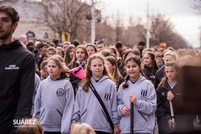 La comunidad acompañó el tradicional desfile sobre avenida Adolfo Alsina