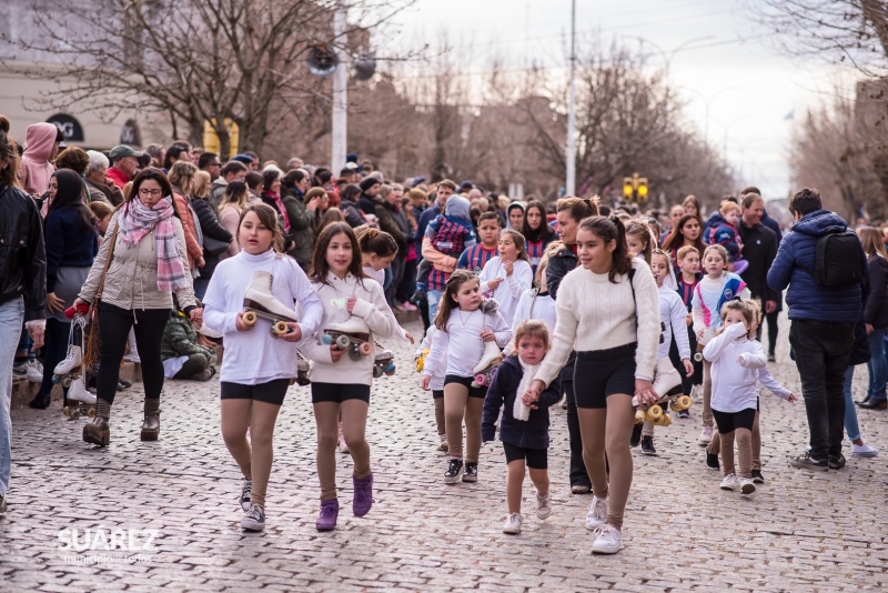 La comunidad acompañó el tradicional desfile sobre avenida Adolfo Alsina